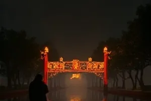 午夜书店封面：午夜街边亮着暖光的旧书店橱窗