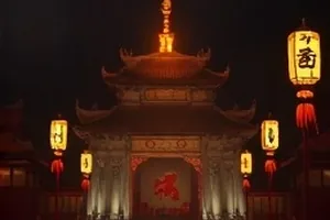 北纬三十度的夏天封面：海边跑道与悬空计时牌